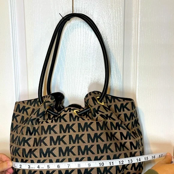 Michael Kors Black & Beige Signature Logo Medium East West Ring Tote Bag - Picture 6 of 10